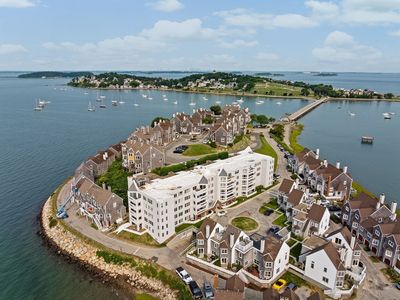 1 Commodore Ct APT 305, Hull, MA, 02045