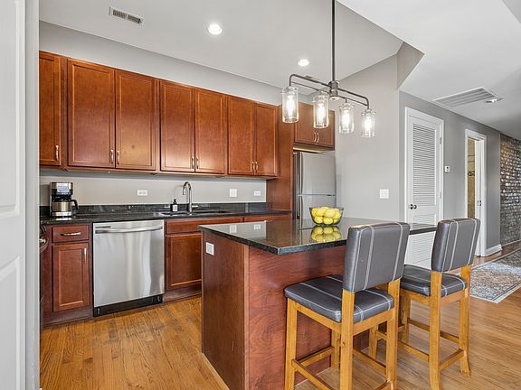 4th image of 1441 W Cuyler Ave #3E
