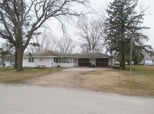 411 E Jones St, Wyoming, IA 52362