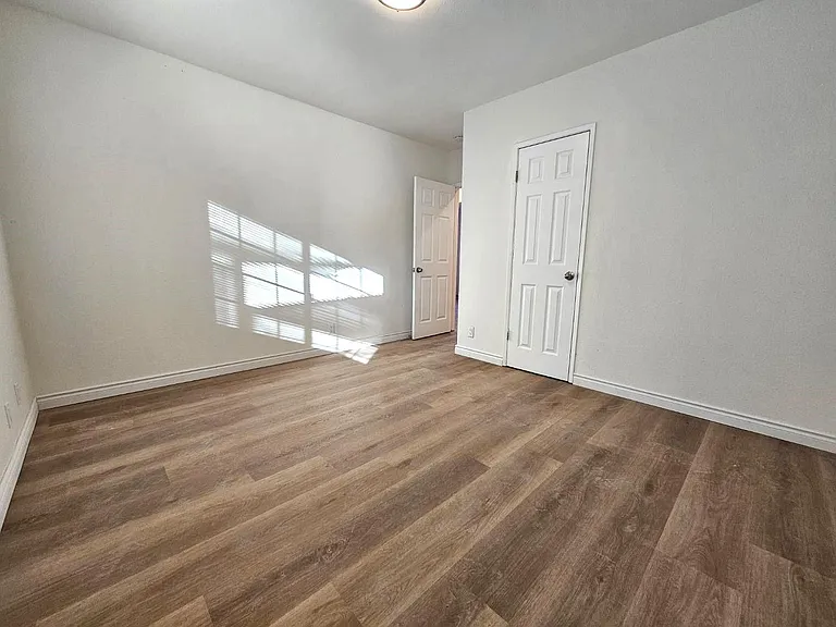 1333 W 11th St — Photo 12