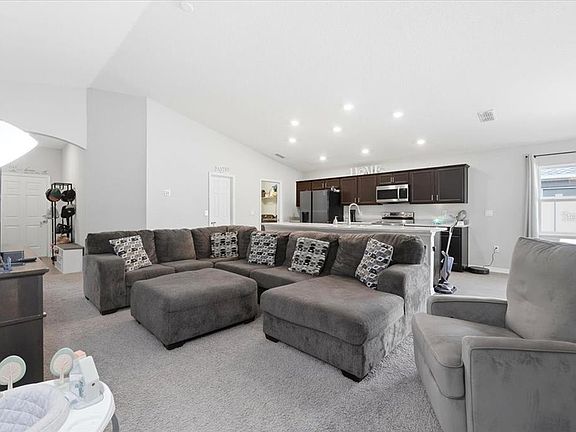 4th image of 7227 Victoria Rd