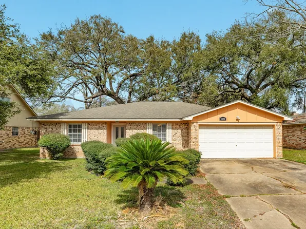 1030 Maple St, Clute, TX 77531