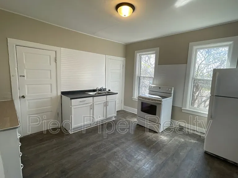 434 1/2 S State Ave — Photo 2