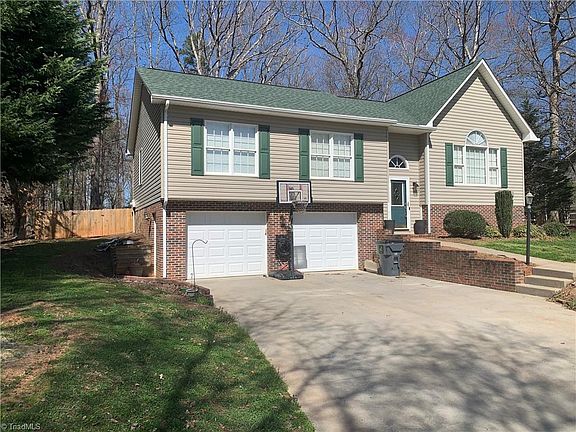 3rd image of 206 Forest Oaks Dr