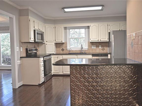 4th image of 345 Riverwood Dr