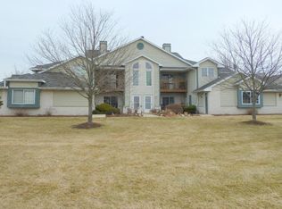 W240N2550 E Parkway Meadow Cir, Pewaukee, WI 53072