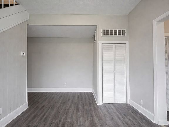 3rd image of 19 S Tuxedo St