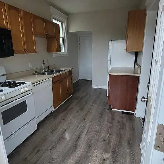 213 W 34th St — Photo 10