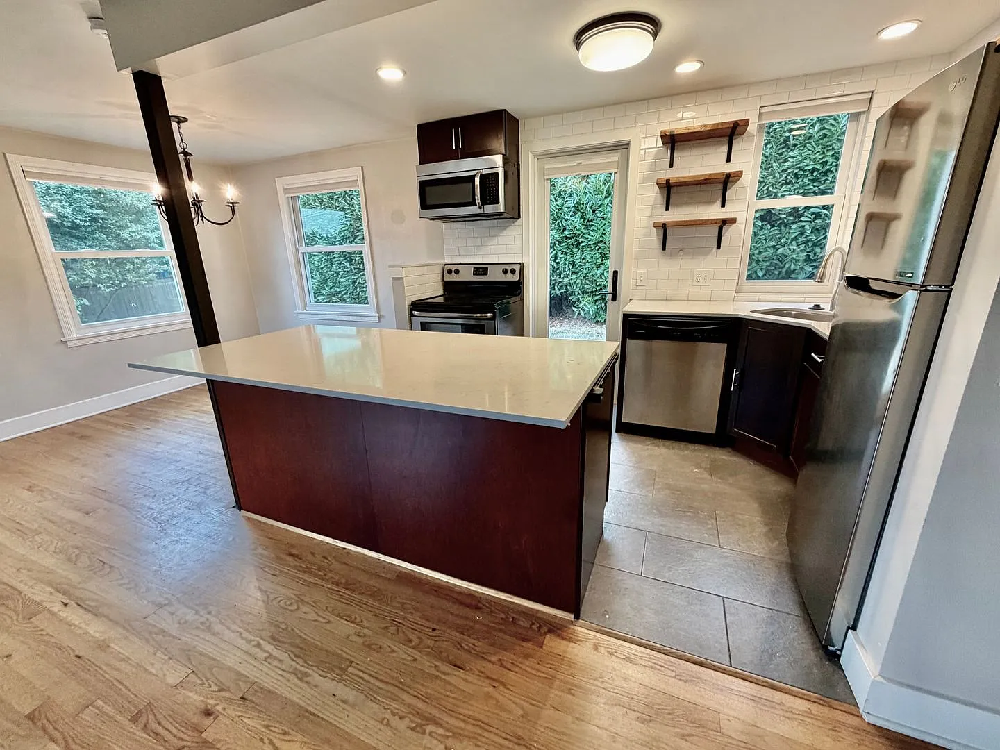 Charming Mid-Century Rambler in Magnolia! — Photo 3
