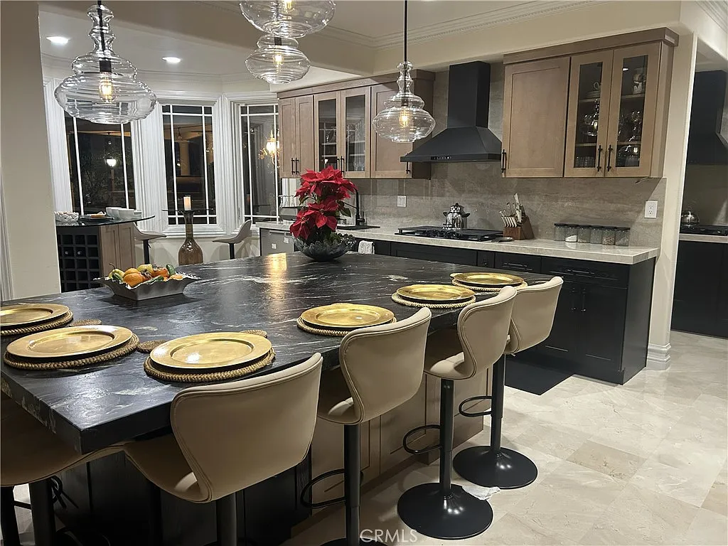 6 bed, 3.5 bath, 3450 sqft, $8,200 — Photo 1