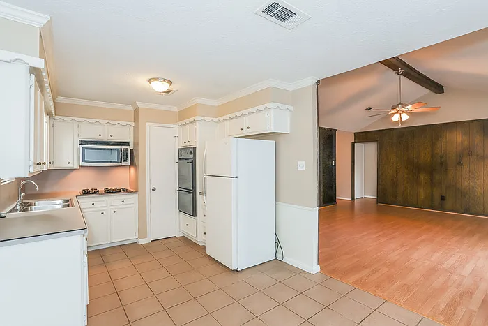 4313 Lariat Dr — Photo 5