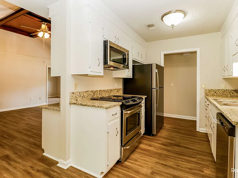 1311 Hampton Dr — Photo 3