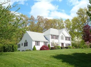 2 Applewood Dr, Hudson, NH 03051