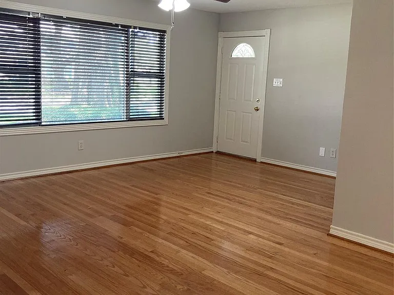 1605 Lamonte Ln — Photo 2