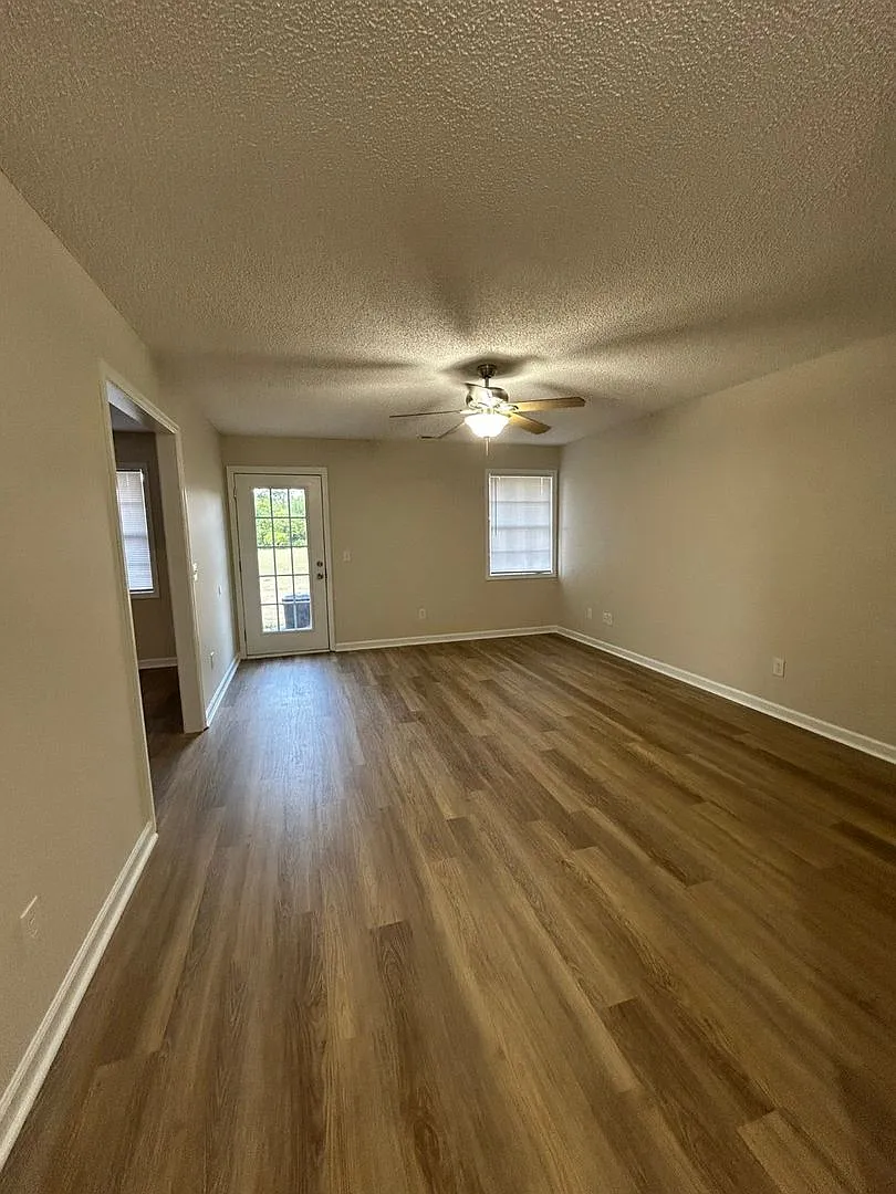Newly Renovated- Shaw Afb-3 Bedroom, 2 Bathroom-Application Fee Waived For Active Duty Military — Photo 4