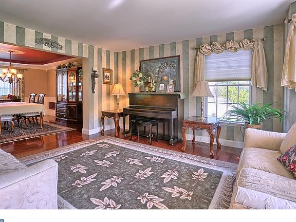 4th image of 101 Fox Hill Dr