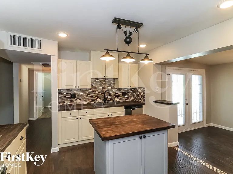 2206 E Arbor Cir — Photo 8