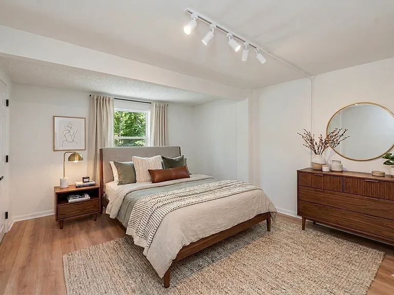 1002 High Grove Ct #B — Photo 32