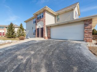 1022 E Woodview Ct APT 1, Slinger, WI 53086