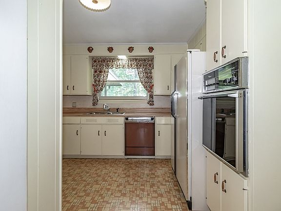 4th image of 2713 Rosewood Dr