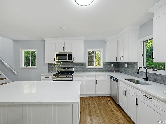 3rd image of 10 Woodland Lane