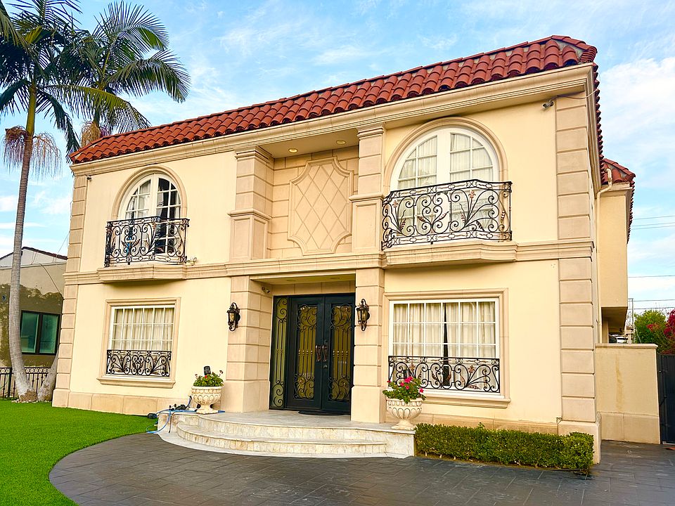 1st image of 268 S Palm Dr