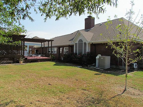 3rd image of 6827 Plantation Dr