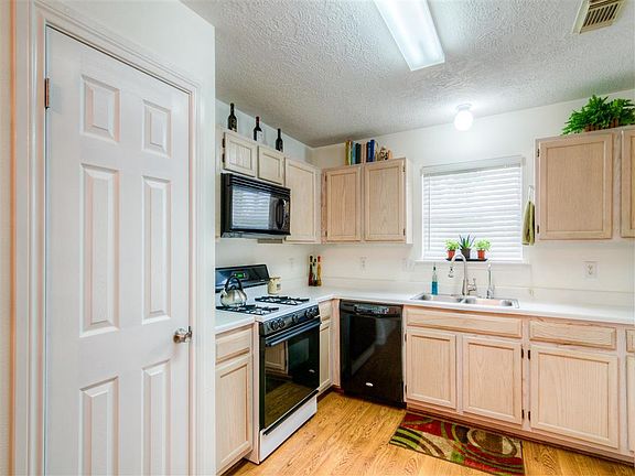 4th image of 423 Willow West Dr
