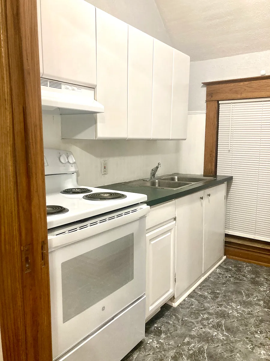 Full size stove/oven - 402 N Main St #2