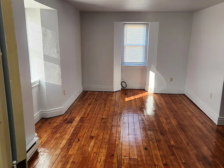 545-547 W Maple St #5 — Photo 3