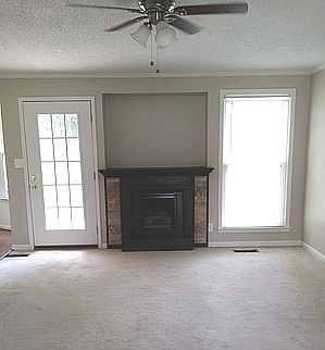 living rm / gas fireplace