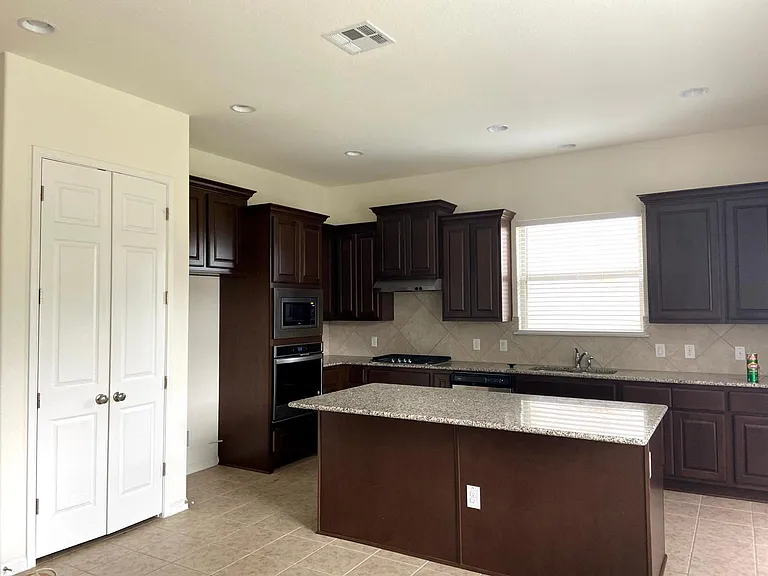 2918 Zelma Dr — Photo 4