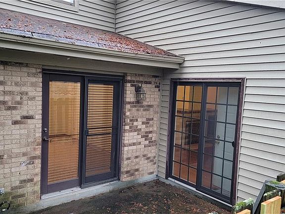 3rd image of 461 Jamestown Cir