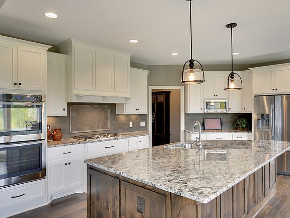 Granite, pantry, double oven