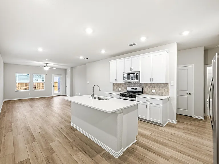 523 Blanton St — Photo 1