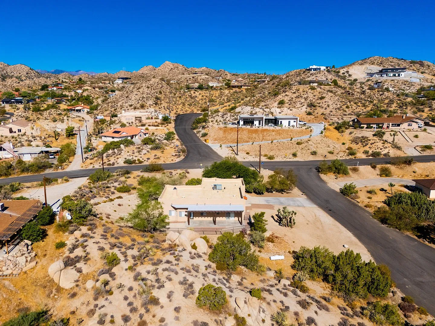 Views and boulders!! 4 bedrooms/2 Bathrooms — Photo 3