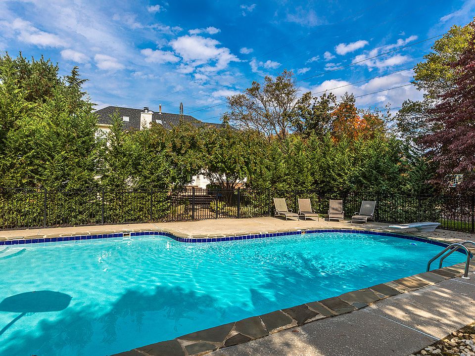 2nd image of 8 Hilltop Dr