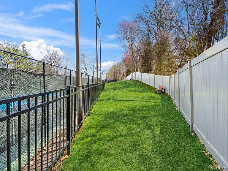 90 Foxwood Dr — Photo 38