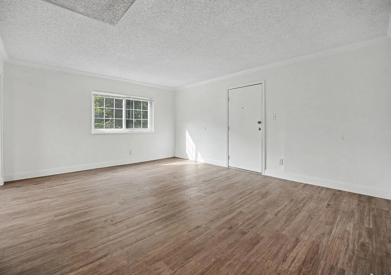 Spacious 3-Bedroom, 2-Bathroom End-Unit in Denver — Photo 2