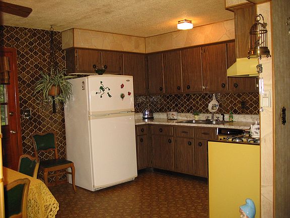 1st Floor Eat-in Kitchen