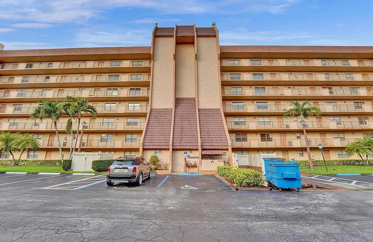 1 bed, 1.5 bath, 900 sqft, $1,800 — Photo 2