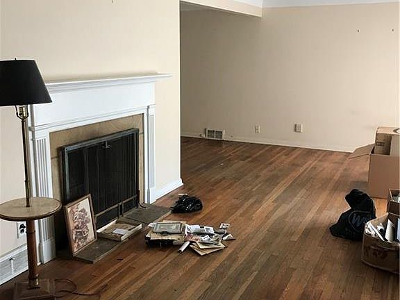 2nd image of 3819 Bridgeview Dr