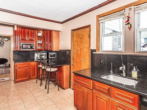4th image of 425 Cross St