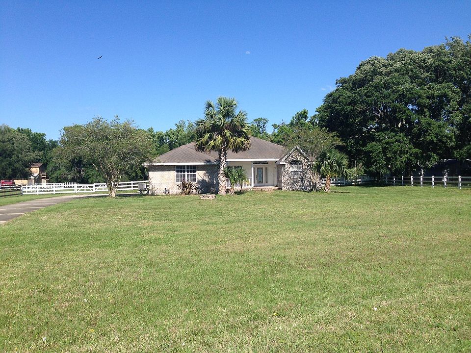 Front view of house concrete driveway