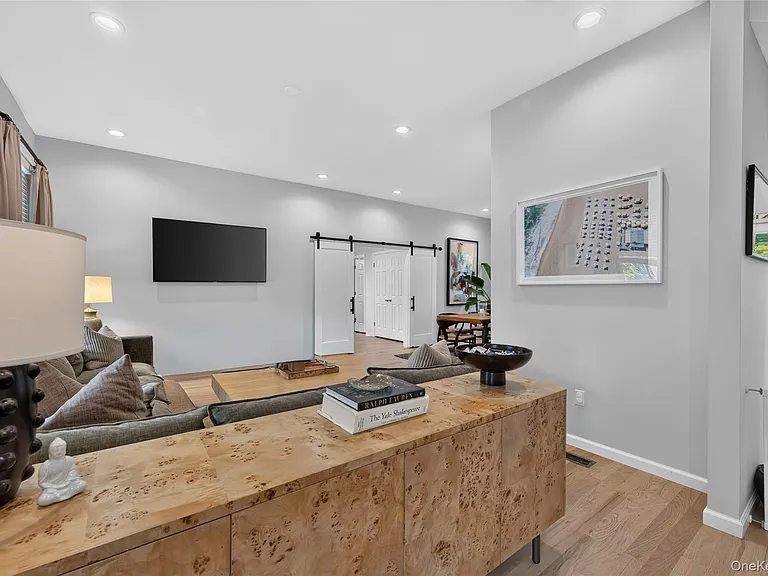 15 Bayview Ave — Photo 6
