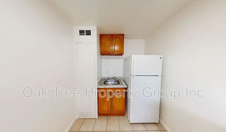 949 35th St #6 — Photo 3