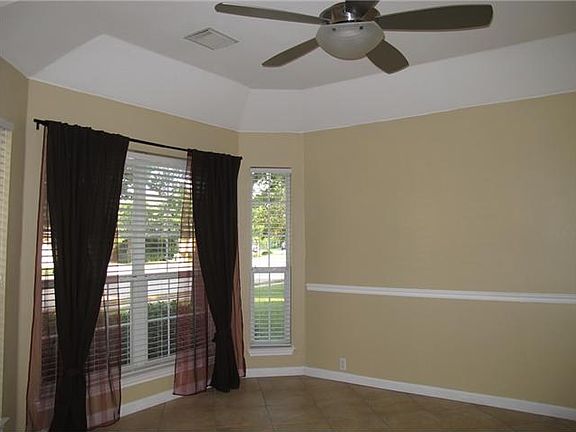 Formal Dining : Lots of natural light through the bay window