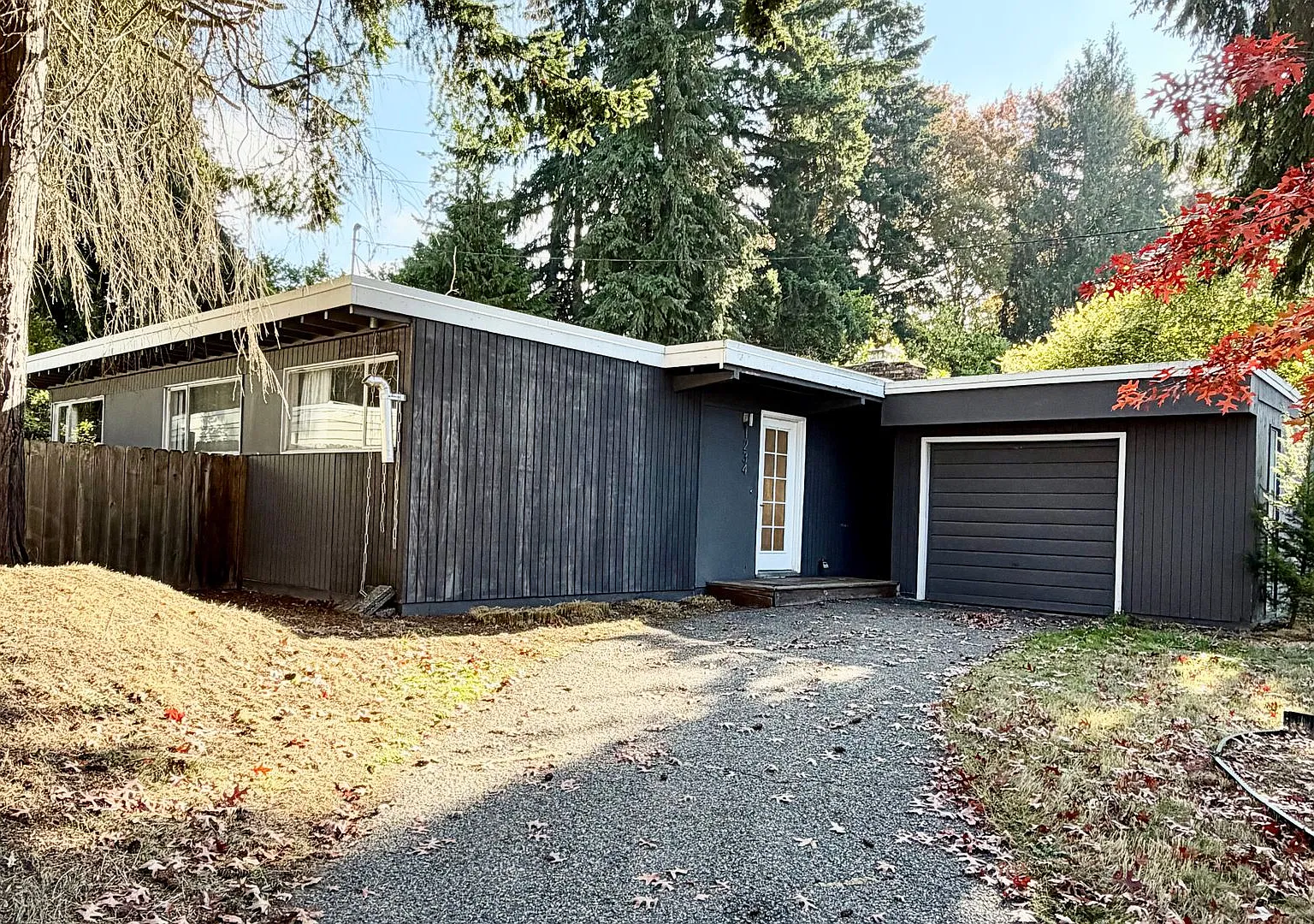 3 Bed / 1.5 Bath Bellevue rambler $2,495/month — Photo 1