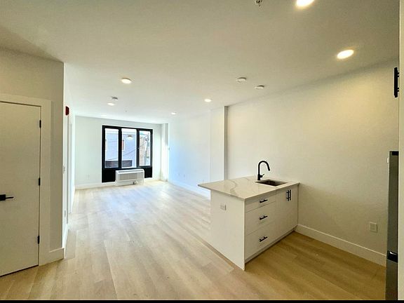 3rd image of 318 Forrest St Floor 1