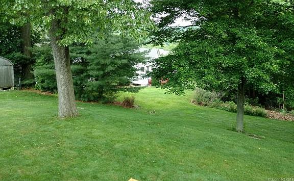 4th image of 8 Acorn Ln